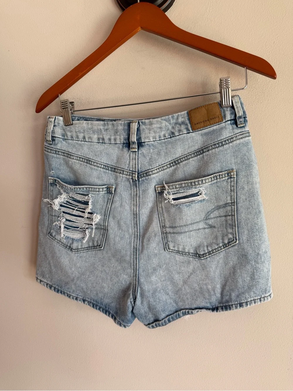 American Eagle Curvy Mom Shorts Light Wash Distressed Denim Size 6